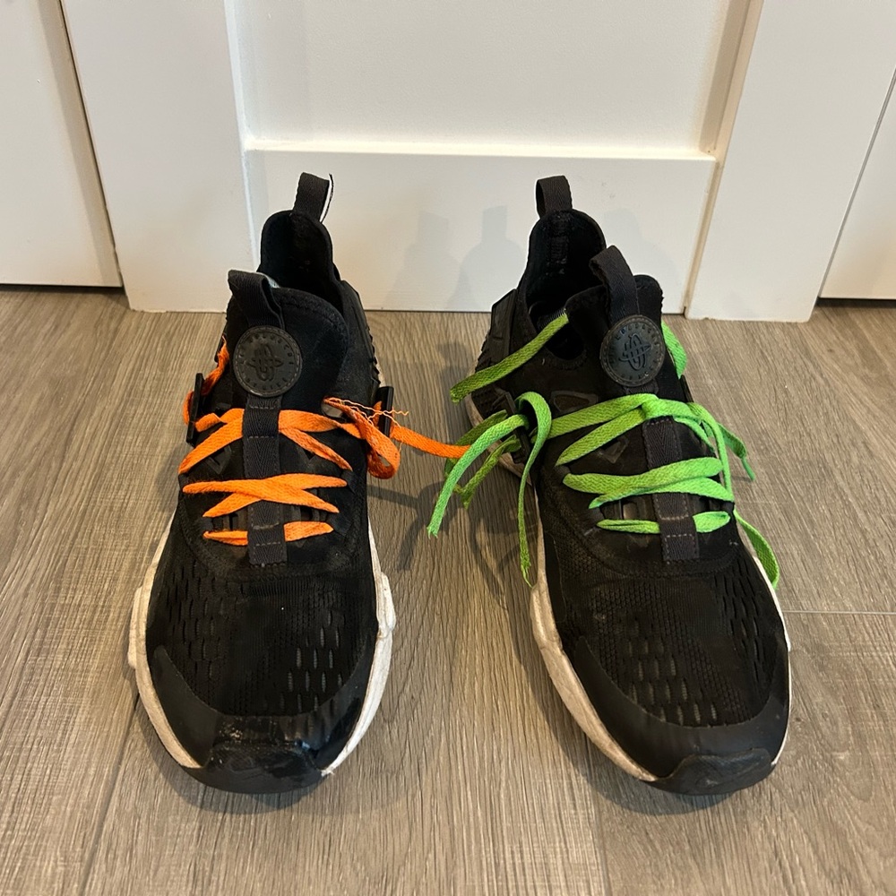 Nike Air Huarache Black Sneakers with Mismatched Laces